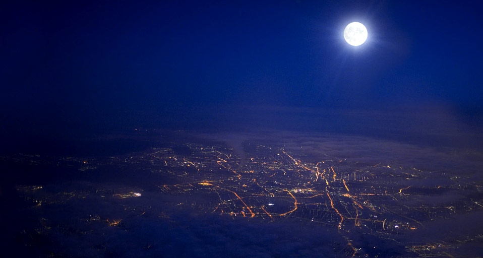 中秋赏月：月色下的锦绣大地 -- Philipp Mansmann/Mauritius/Photolibrary &copy; (Bing China)