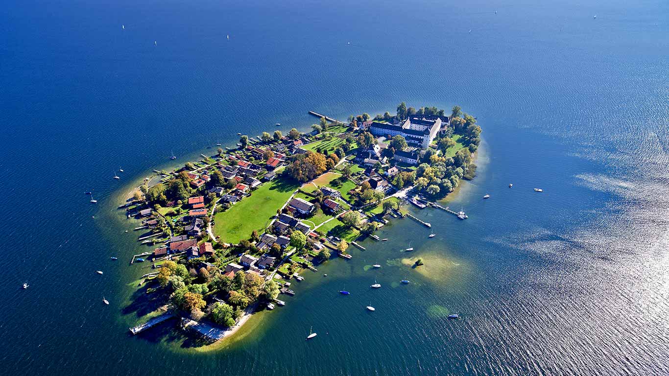 Luftbild der Insel Frauenchiemsee mit dem Kloster Frauenwörth im Hintergrund, Chiemsee, Chiemgau, Bayern, Deutschland (© Florian Werner/Look/age fotostock)(Bing Deutschland)