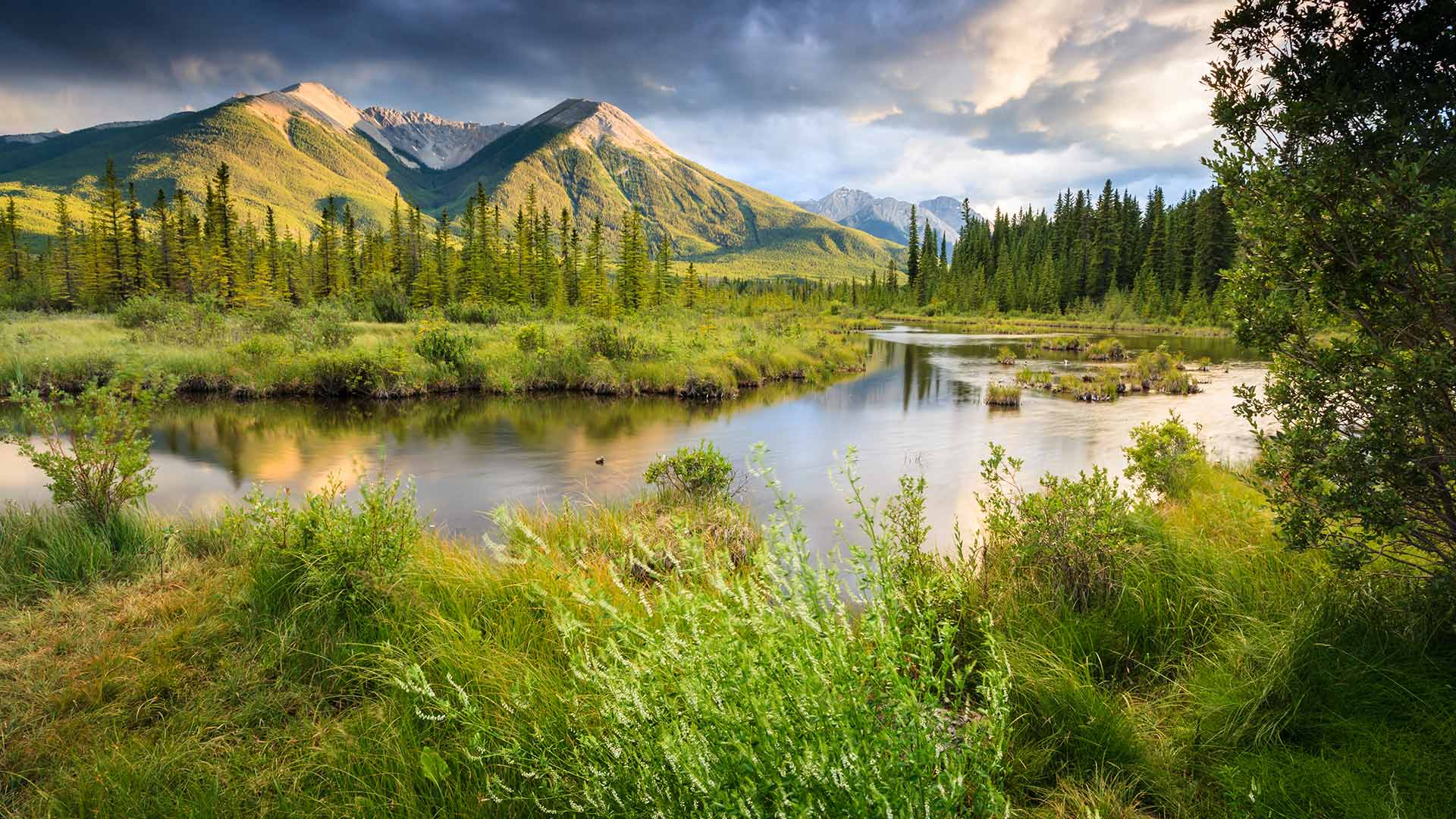 山脉中的朱砂湖，加拿大落基山脉 (© Glowing Earth Photography/Getty Images)(Bing China)