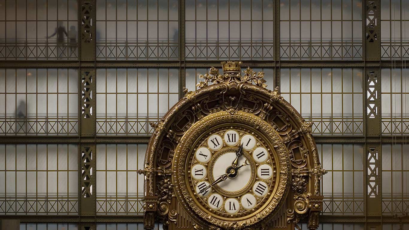 Uhr in der Haupthalle des Kunstmuseums Musée d’Orsay, Paris, Frankreich (© SIME/eStock Photo)(Bing Deutschland)
