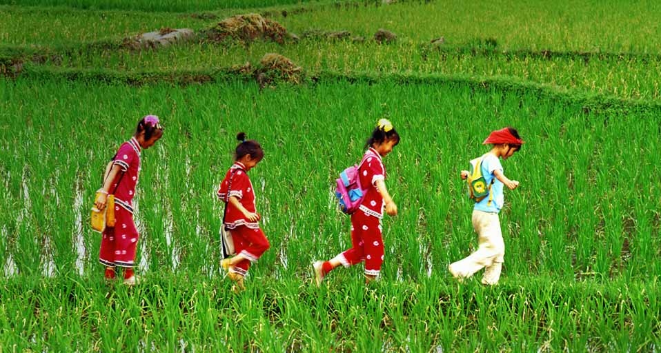 放学回家的小学生 -- Guo Jian She/Redlink/Corbis &copy; (Bing China)