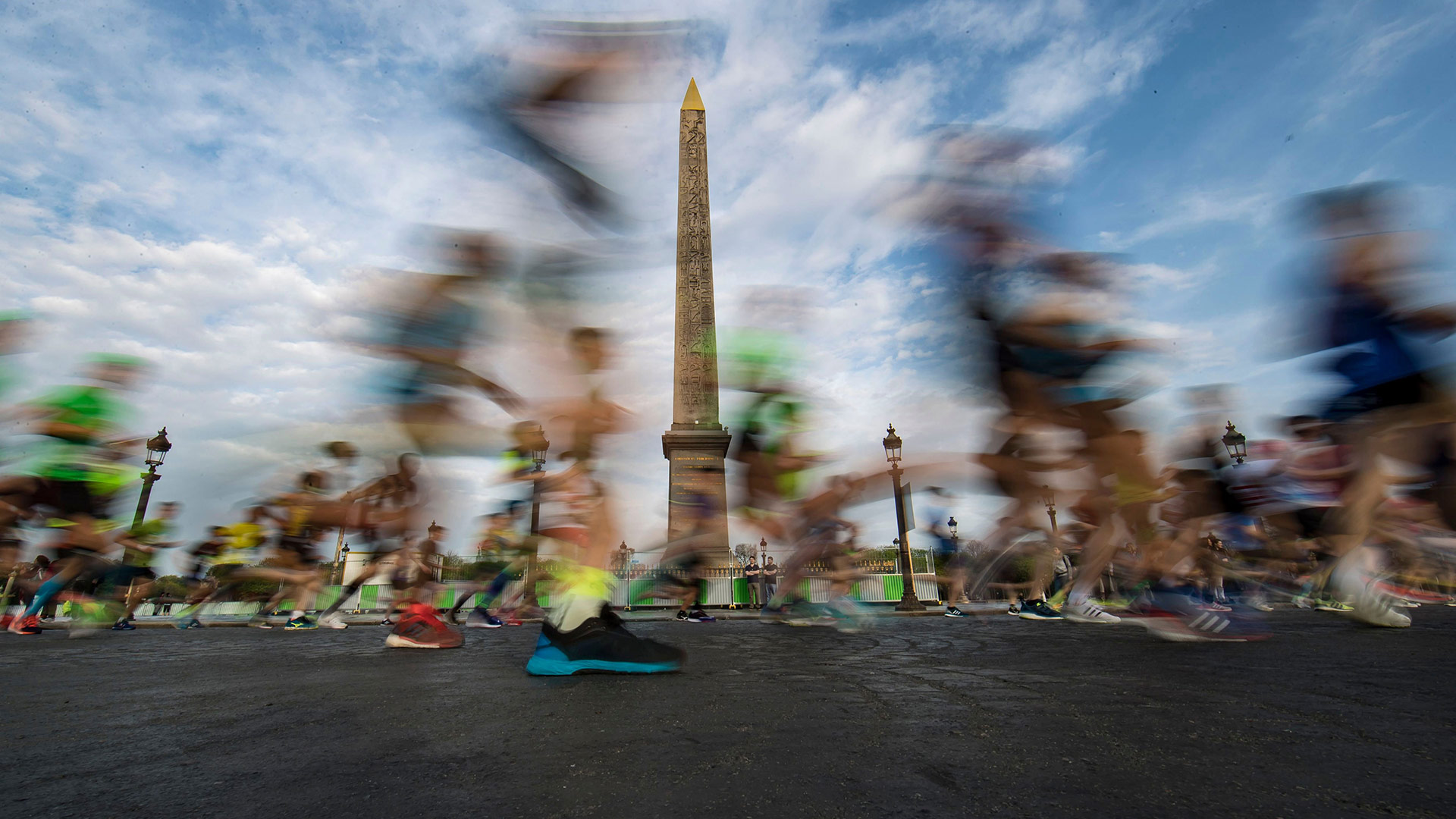 Des coureurs passent devant l’Obélisque place de la Concorde pendant le 42ème marathon de Paris en avril 2018 (© Ian Lagsdon/EPA-EFE/Shutterstock)(Bing France)