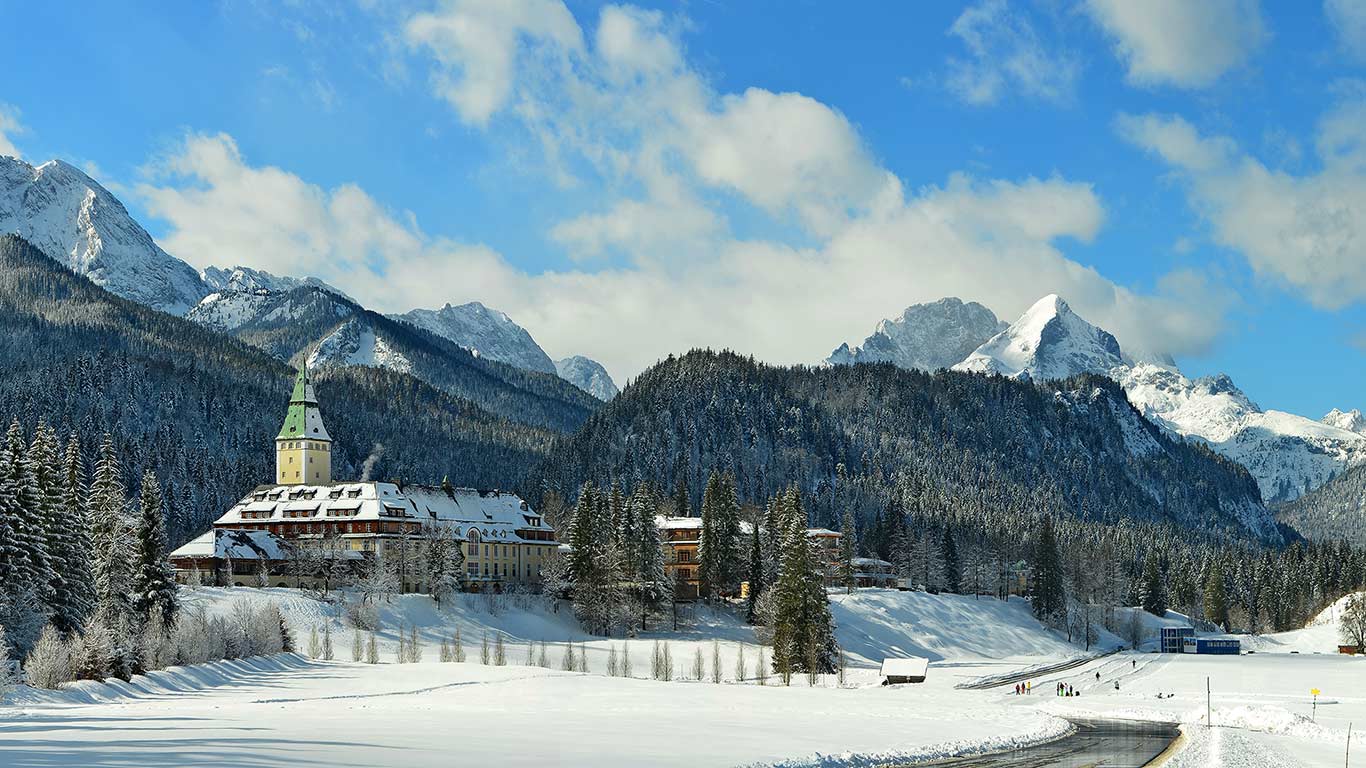 Schloss Elmau, Krün, Garmisch-Partenkirchen, Bayern, Deutschland (© Rüdiger Hess/geo-select FotoArt)(Bing Deutschland)