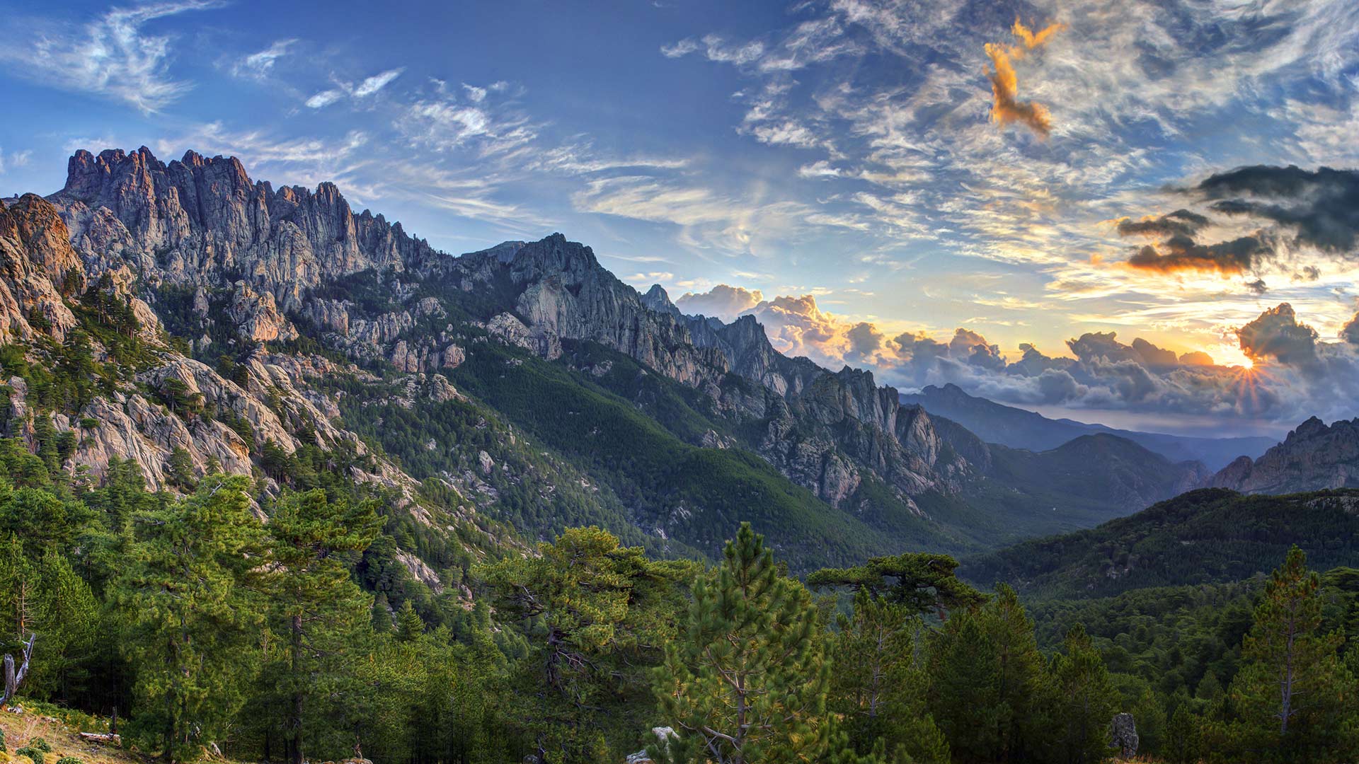 Lever de soleil au-dessus des aiguilles de Bavella, Corse, France (© Infografick/iStock/Getty Images Plus)(Bing France)