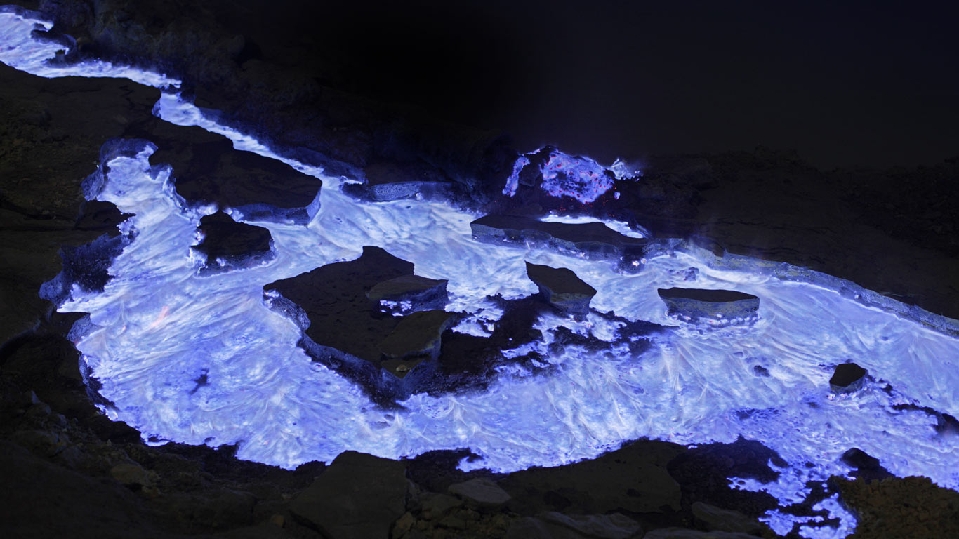 Brennender Schwefel am Kratersee Kawah Ijen, Indonesien (© Martin Rietze/Alamy)(Bing Deutschland)