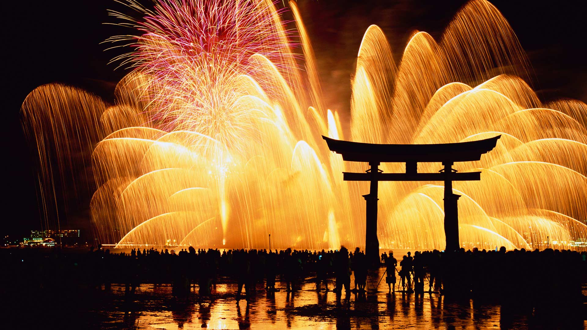 ｢宮島水中花火大会｣広島, 嚴島 (© Robert Essel NYC/Getty Images)(Bing Japan)