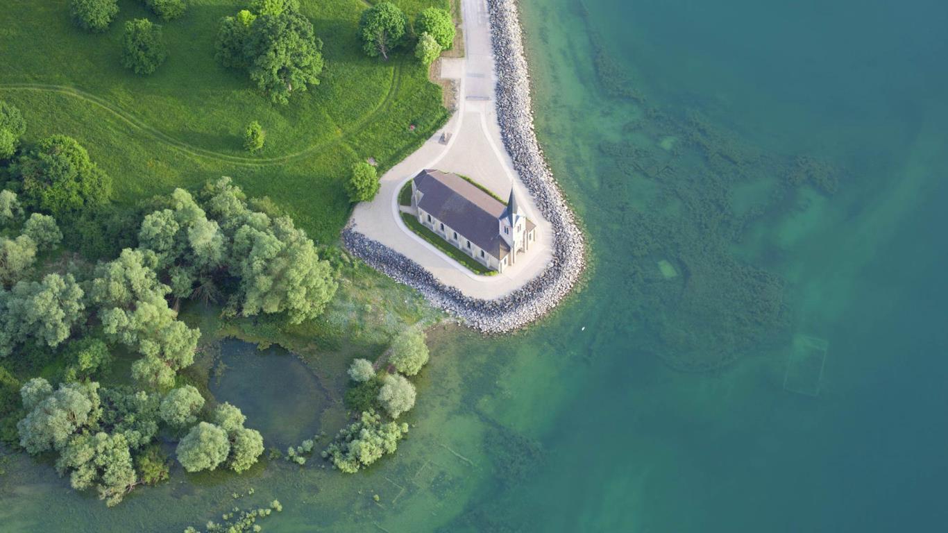 Église de Champaubert au large du lac du Der-Chantecoq, région Champagne-Ardenne (© aerial-photos.com/Alamy)(Bing France)