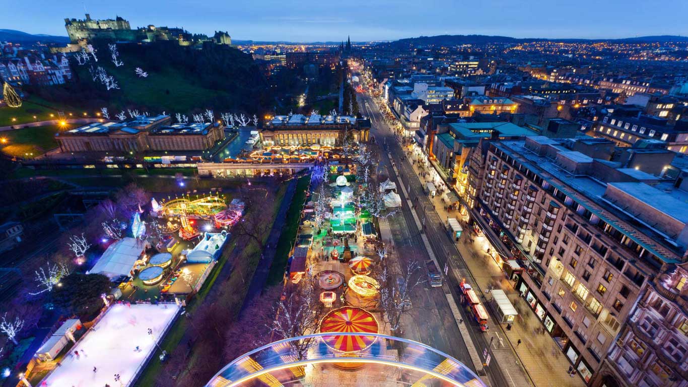 Christmas market on Princes Street, Edinburgh, UK (© Getty Images)(Bing Canada)