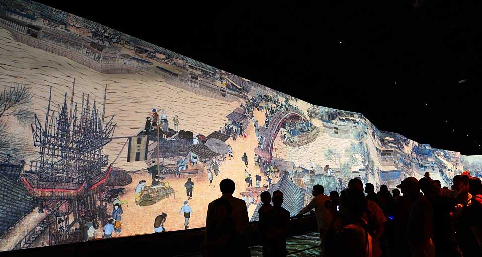 上海世博会中国馆展出的《清明上河图》 -- Xu Jiajun/Xinhua Press/Corbis &copy; (Bing China)