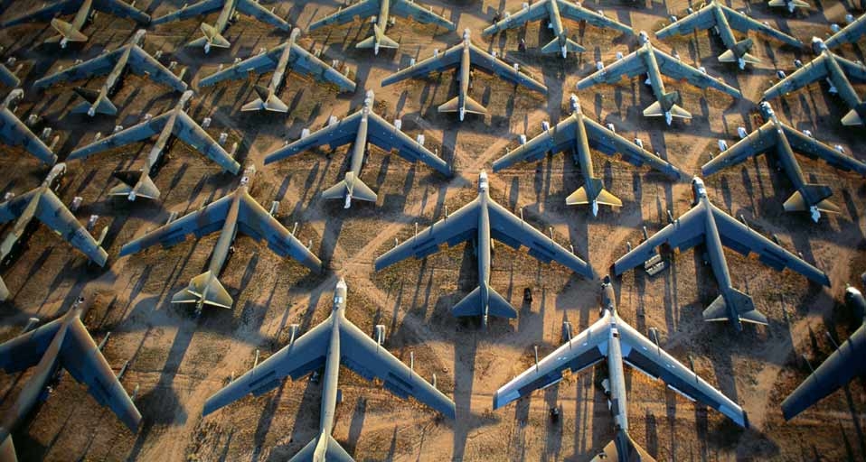 Jet aircraft on the tarmac of the Davis-Monthan Air Force Base in Tucson, Arizona -- Jay Dickman/Corbis &copy; (Bing Canada)