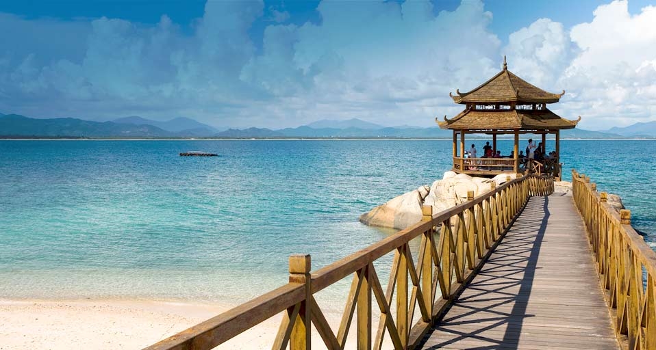 富饶海岛情：海南亚龙湾的海边亭 -- Best View Stock/Photolibrary &copy; (Bing China)