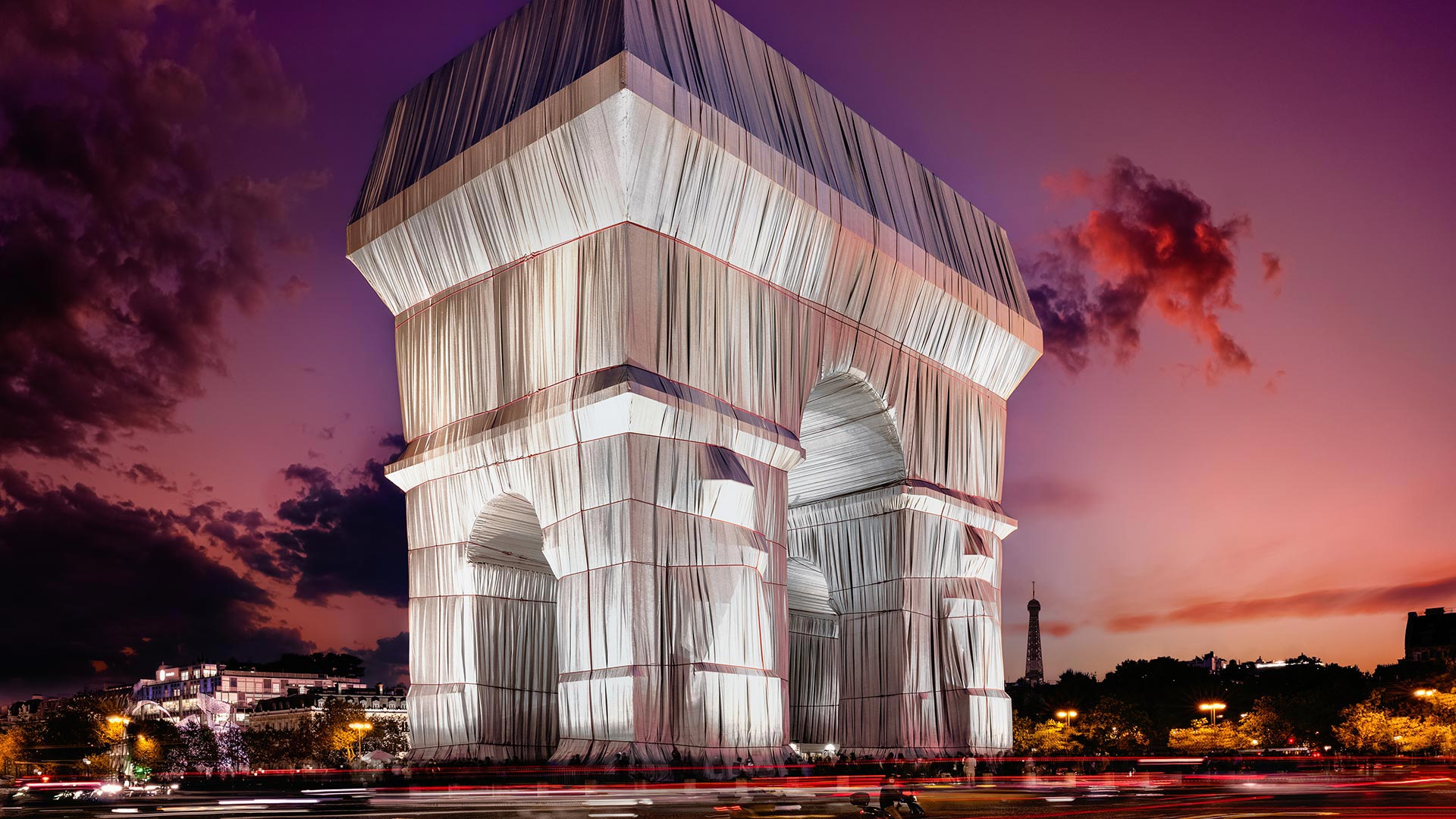 Arc de Triomphe wrapped in posthumous art installation by Christo and Jeanne-Claude on September 24, 2021, in Paris, France (© Bruno de HOGUES/Getty Images)(Bing Canada)