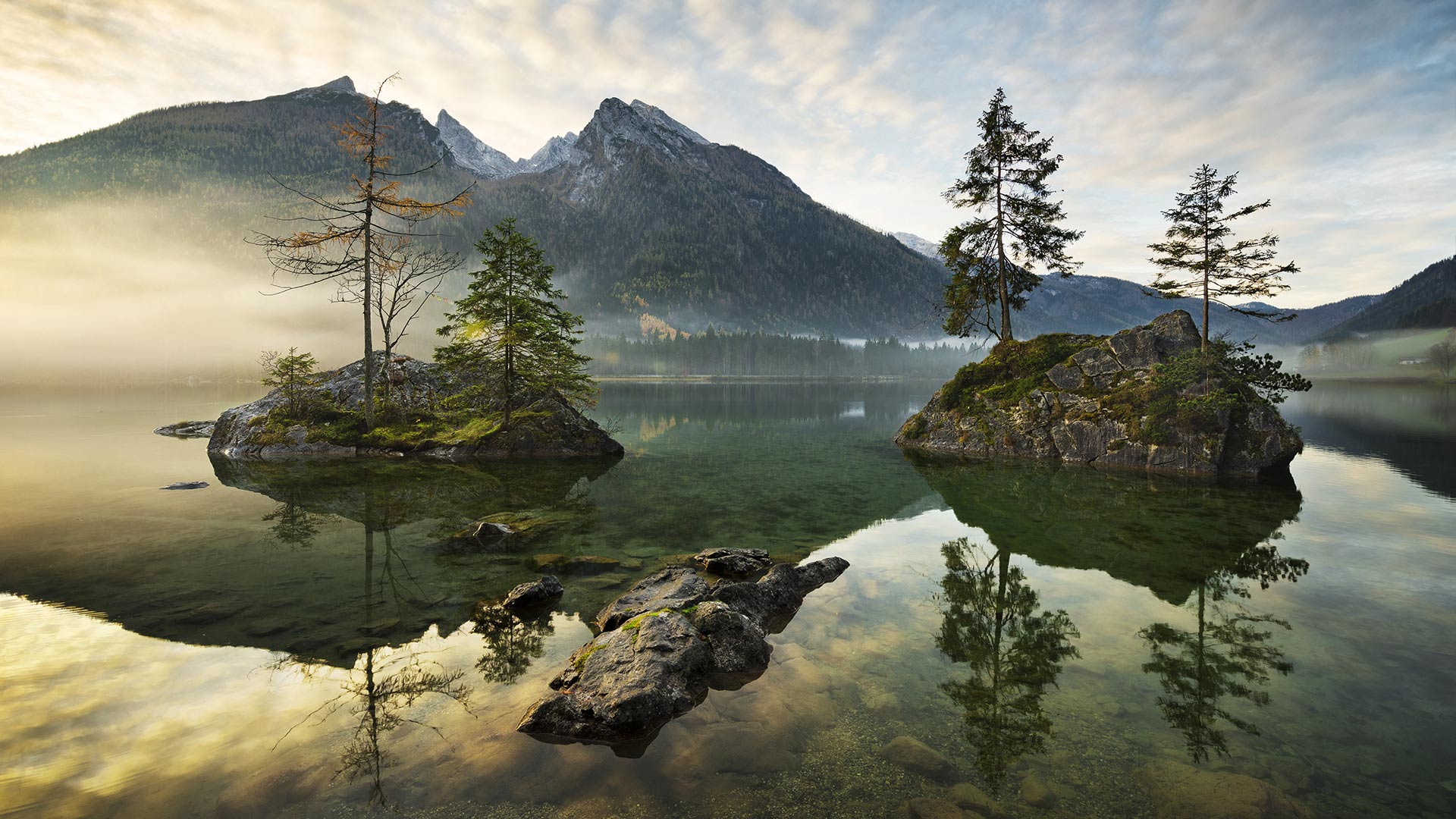 被阿尔卑斯山环抱的辛特湖，德国贝希特斯加登 (© Offset by Shutterstock)(Bing China)