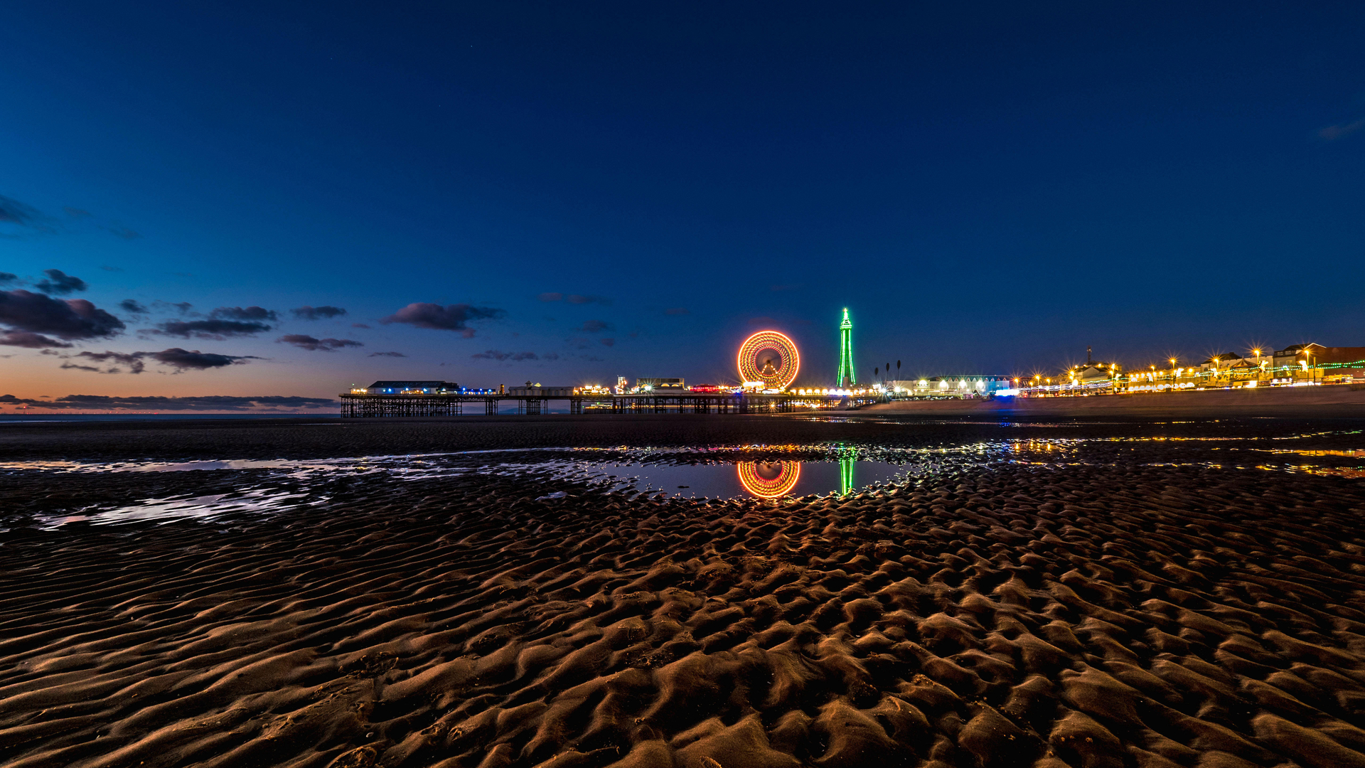 布莱克浦塔和中央码头，英国兰开夏郡 (© Bailey-Cooper Photography/Alamy)(Bing China)