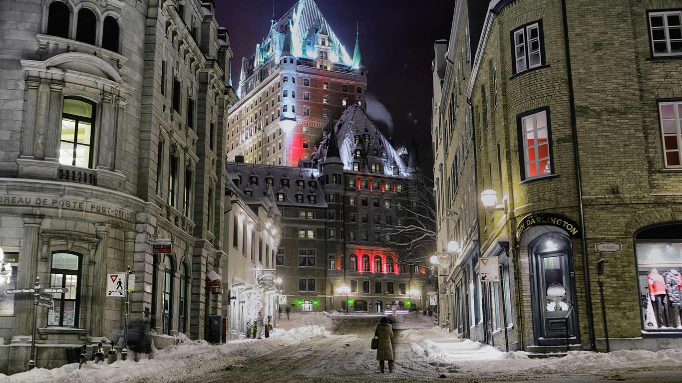 加拿大魁北克，暴风雪后的费尔蒙特芳缇娜城堡酒店 (© Korivo/Alamy)(Bing China)