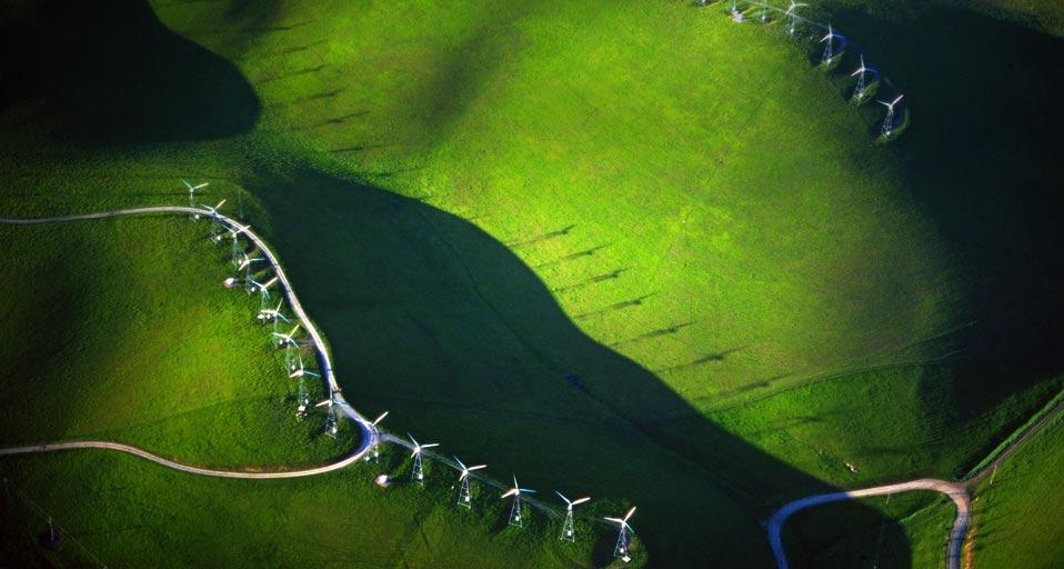 Wind turbines near Livermore, California, U.S.A. (© SIME/eStock Photo) &copy; (Bing Canada)