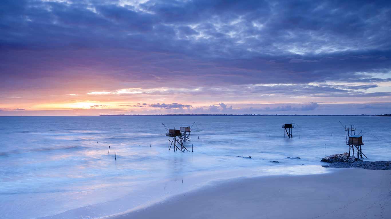 Pêcheries devant un coucher de soleil, France. (© Gareth Kirkland Photogrphy/Getty Images)(Bing France)