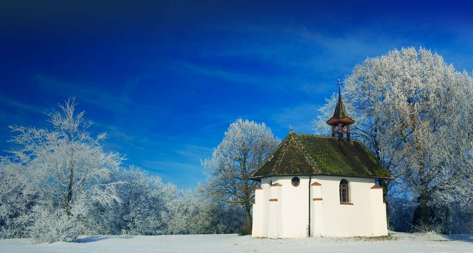 Kleine Kapelle an einem schönen Wintertag, Deutschland – Radius/Superstock &copy; (Bing Germany)