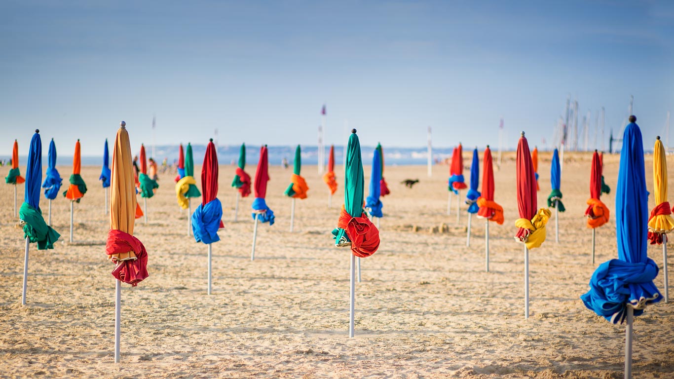 Parasols colorés sur la plage de Deauville, Calvados, Basse-Normandie (© Ekaterina Pokrovsky/Shutterstock)(Bing France)