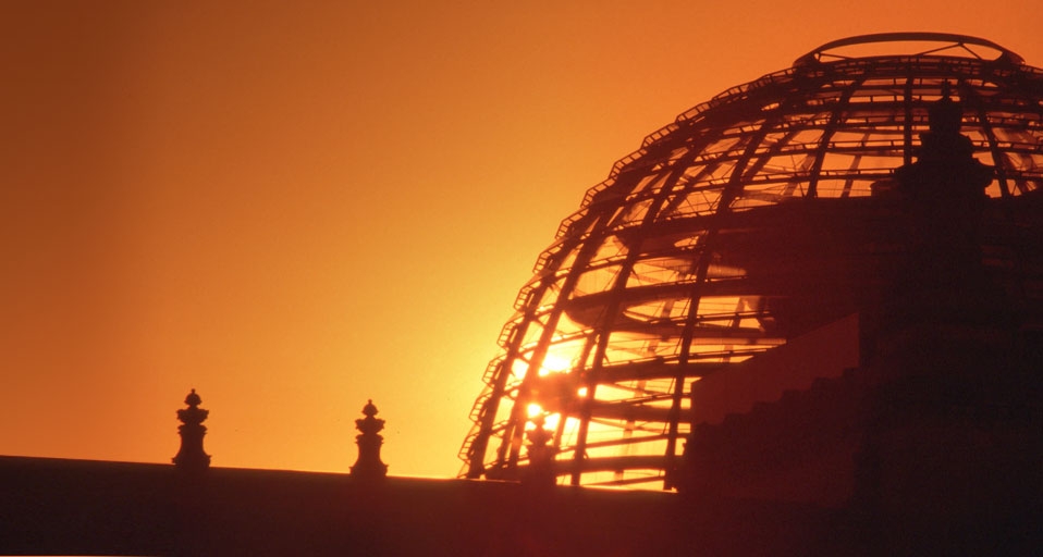 Kuppel des Reichstagsgebäudes im Sonnenuntergang, Berlin -- Siegfried Steinach/Voller Ernst/Photolibrary &copy; (Bing Germany)