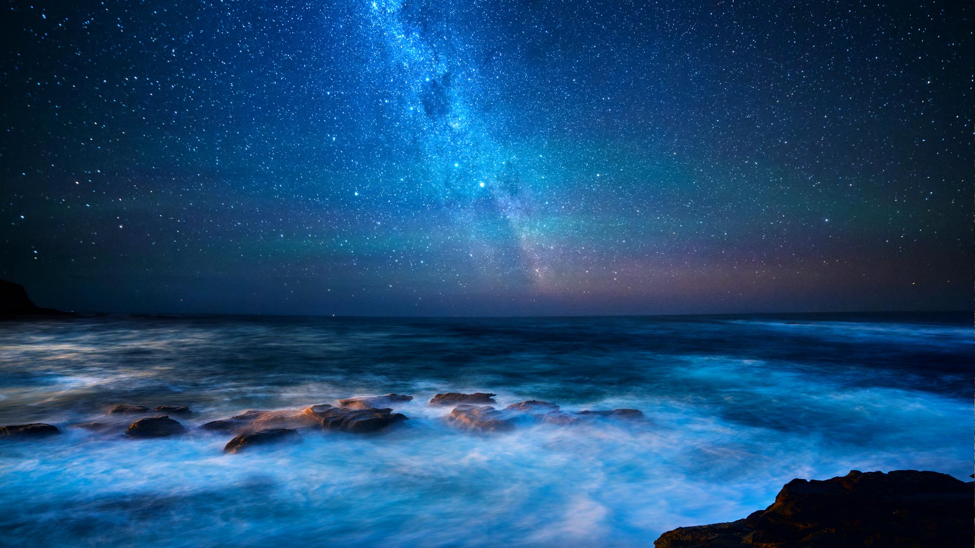 View from the Great Ocean Road with the Milky Way, Victoria, Australia (© idizimage/iStock/Getty Images Plus)(Bing Canada)