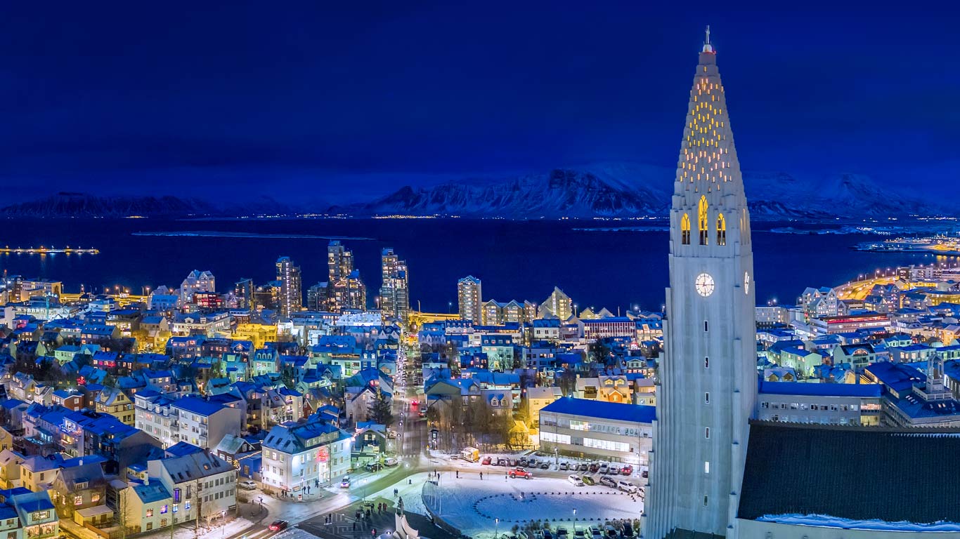 雷克雅未克的夜景 (© Arctic-Images/Corbis Documentary/Getty Images)(Bing China)