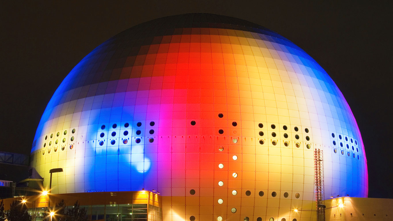 Beleuchtete Globe Arena bei Nacht, Stockholm, Schweden (© Maskot/Superstock)(Bing Deutschland)