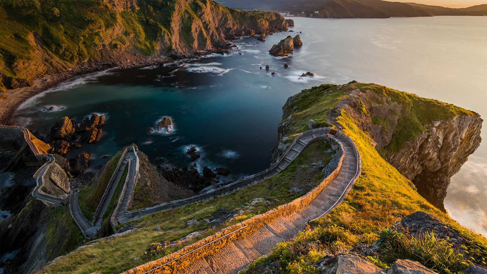 通往圣胡安·加兹特鲁加特的道路，西班牙巴斯克 (© Anton Petrus/Moment/Getty Images)(Bing China)