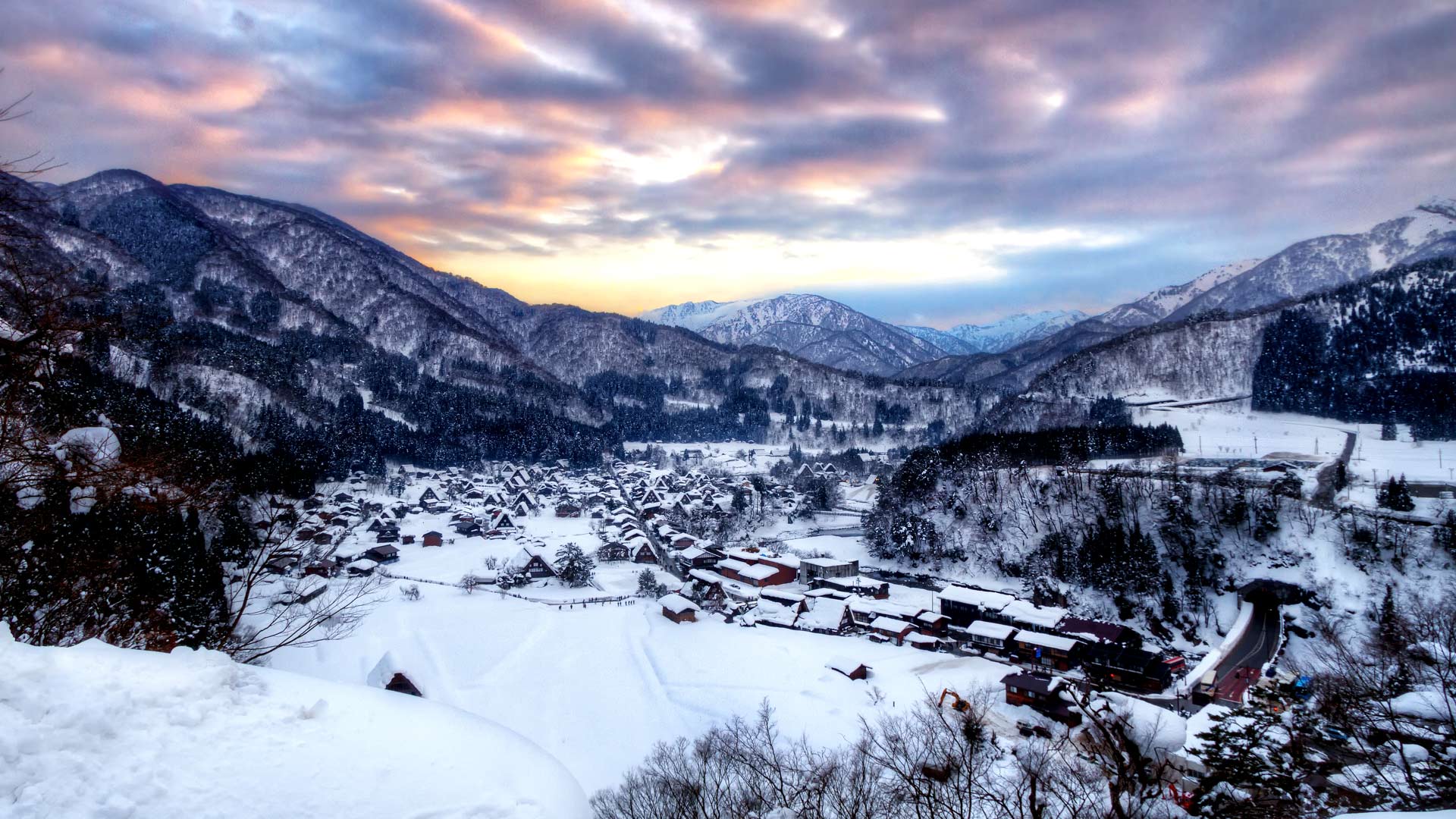 ｢夕暮れの白川郷｣岐阜, 大野郡 (© Agustin Rafael C. Reyes/GettyImages)(Bing Japan)