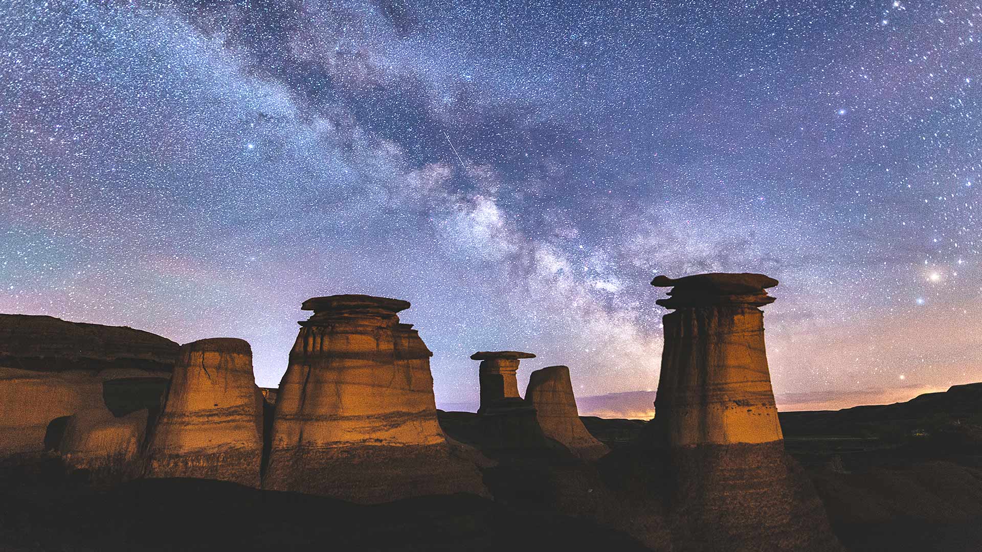 加拿大恶地里石窟上方的银河，加拿大亚伯达省德拉姆黑勒 (© Felis Images/Minden Pictures)(Bing China)