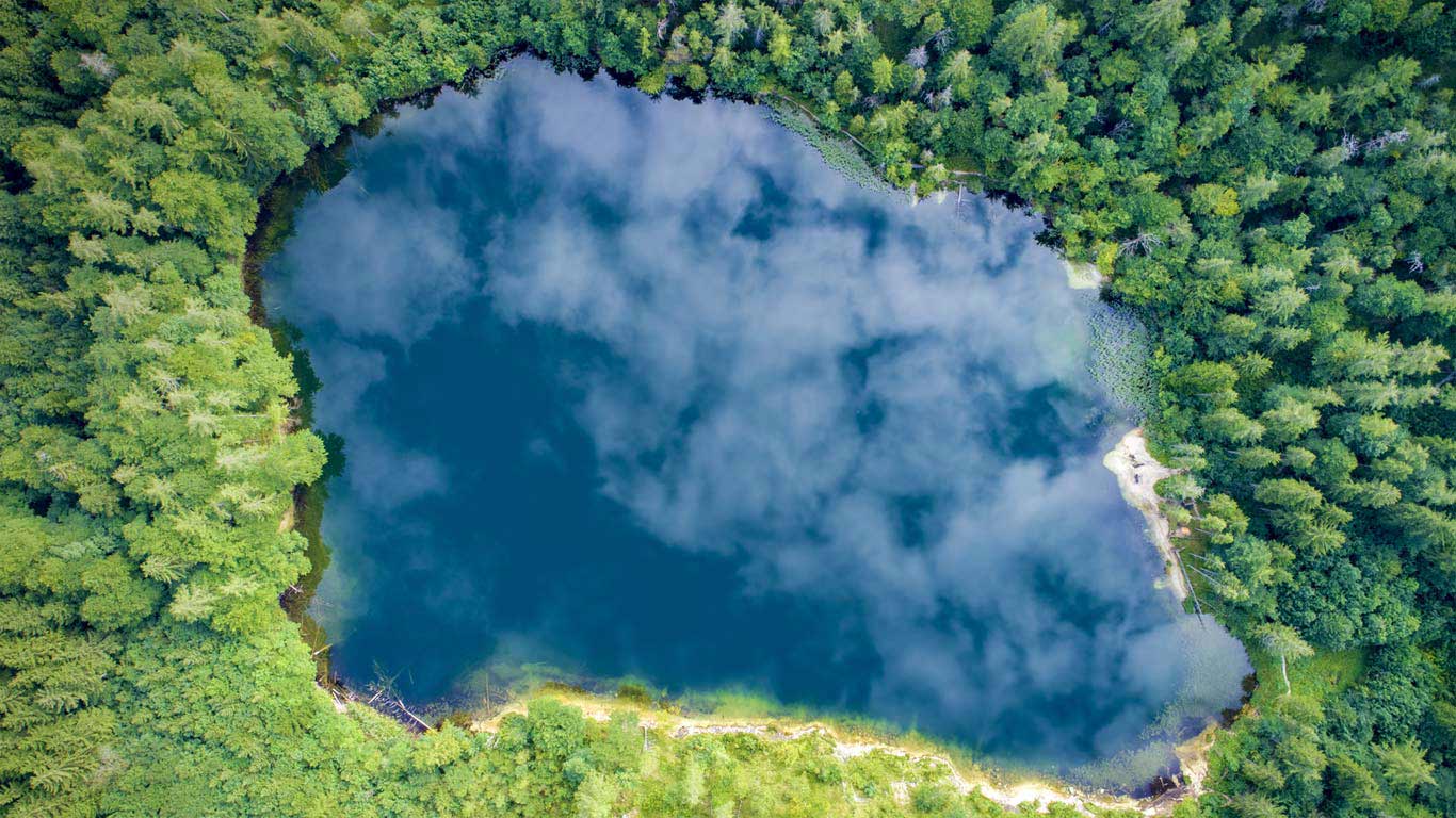 萨尔茨堡附近的阿尔卑斯山内的Eibensee湖，奥地利  (© Christoph Oberschneider/Tandem Stills + Motion)(Bing China)