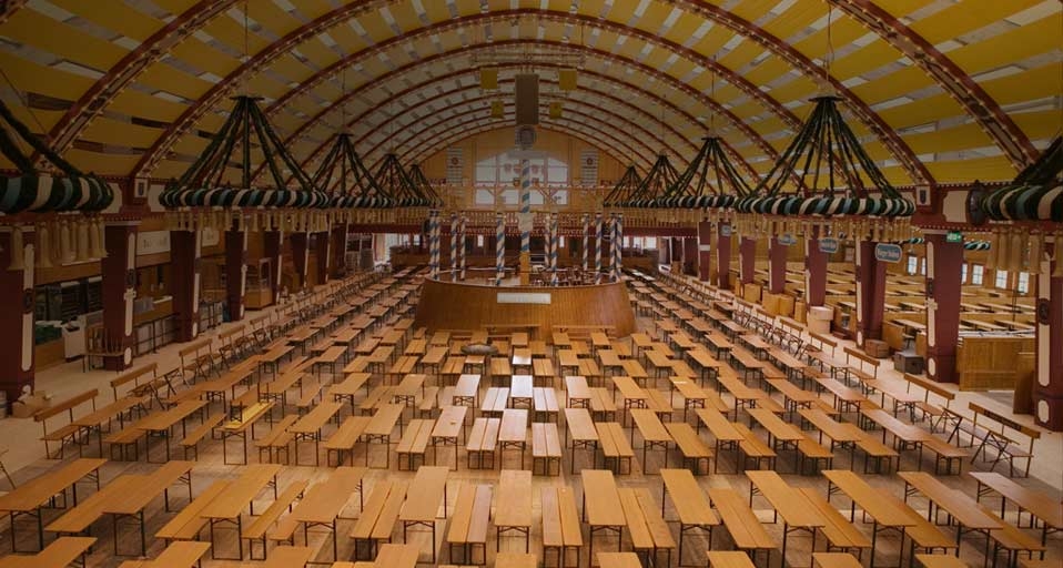 Ein leeres Bierzelt vor der Eröffnung des Oktoberfests in München (© RelaXimages/Corbis) &copy; (Bing Germany)