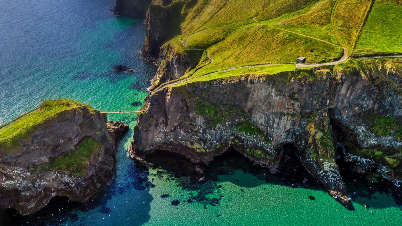 Carrick-a-Rede rope bridge near Ballintoy, Northern Ireland (© Chris Hill/Getty Images)(Bing Canada)