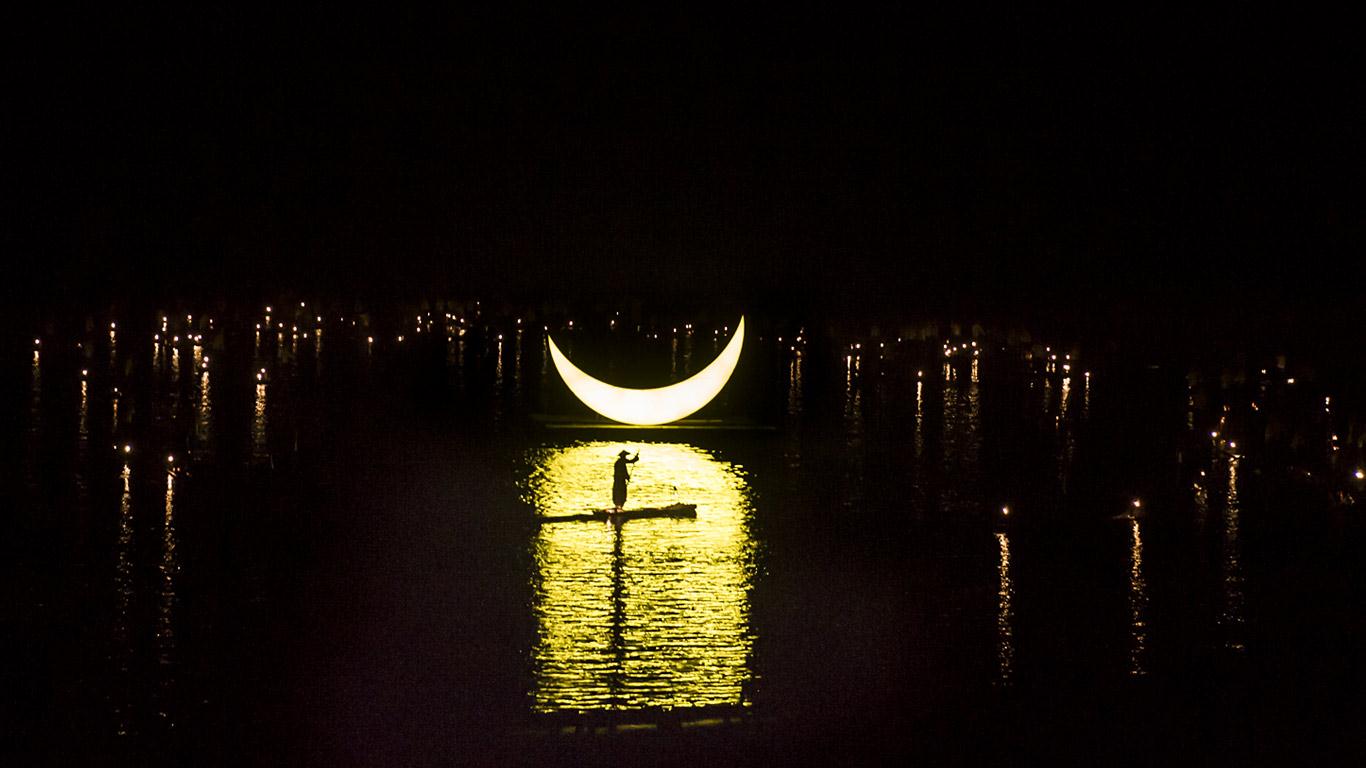 一轮新月下，头戴斗笠的表演者 (© Jonathan Kingston/National Geographic Society/Corbis)(Bing China)