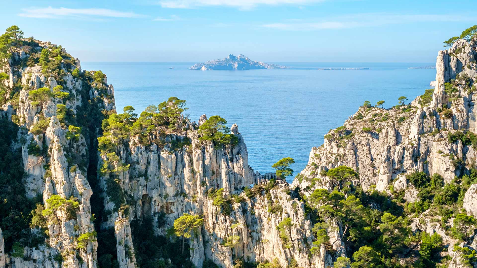 从昂沃峡湾眺望里欧岛，法国马赛 (© Jason Langley/AWL Images/Offset by Shutterstock)(Bing China)