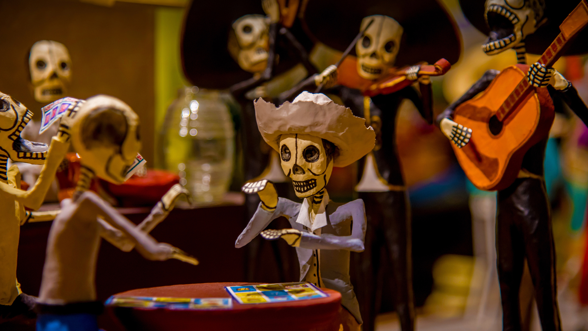 Scheletri (calacas) travestiti per le celebrazioni del Día de los Muertos in Messico (© Amelia Fuentes Marin/Getty Images)(Bing Italia)