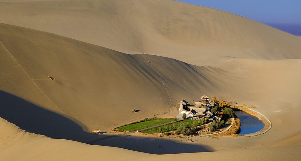 甘肃敦煌的月牙泉 -- JTB Photo/Japan Travel Bureau/Photolibrary &copy; (Bing China)