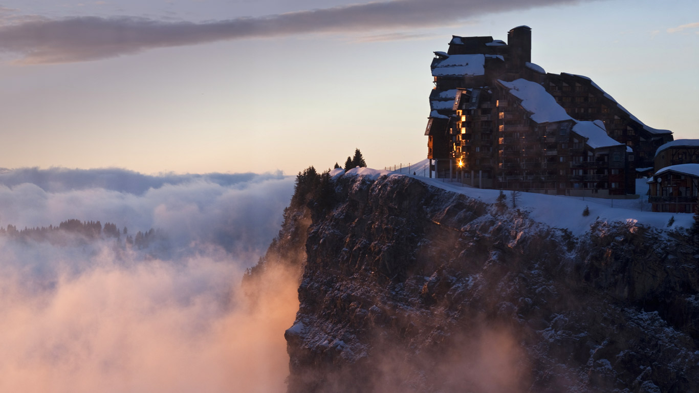Station de ski d’Avoriaz au coucher du soleil, Haute-Savoie, Rhône-Alpes (© Jean-Daniel Sudres/hemis.fr/Getty Images)(Bing France)