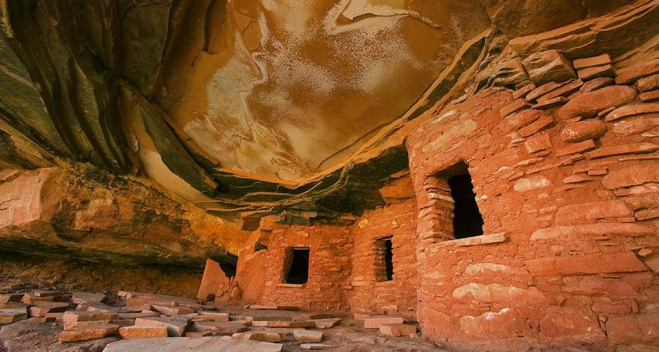 The Ceiling House (also known as Falling Roof) at Cedar Mesa, Utah (© Dan Leffel/age fotostock) &copy; (Bing Canada)