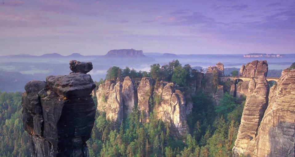 Felsturm und Canyon, Sächsische Schweiz, Deutschland (© Peter Adams/Corbis) &copy; (Bing Germany)