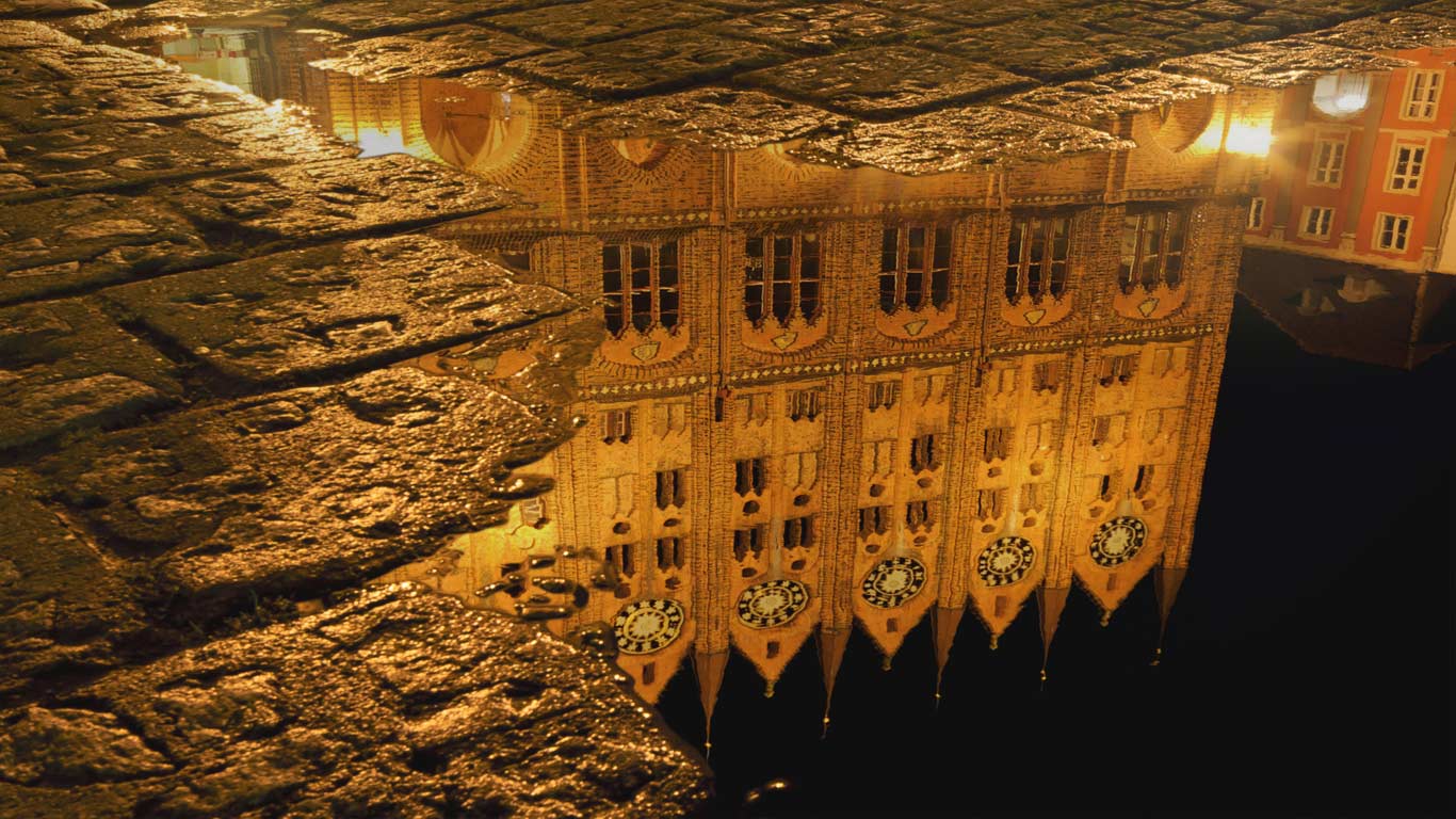 Reflection of City Hall, Stralsund, Germany (© Nico Stengert/Novarc/Corbis)(Bing Canada)