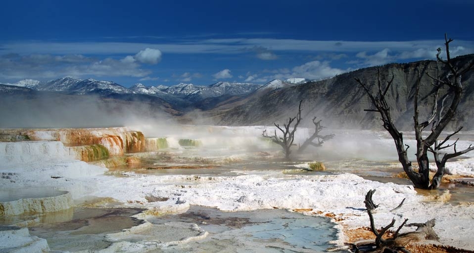 美国怀俄明州黄石国家公园中的猛犸温泉 -- Kevin Mullins &copy; (Bing China)